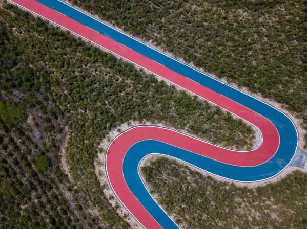 Colored road surface on curves
